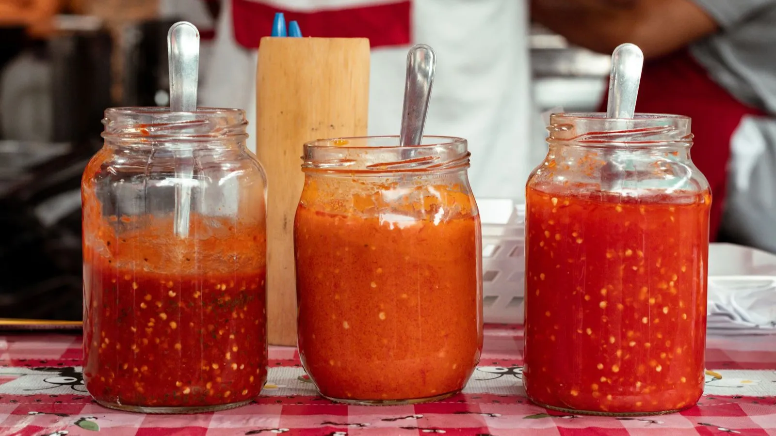 Jak zavařit sladkou chilli omáčku? Recept do sklenic, který vydrží